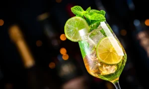 Hugo Spritz refrescante cóctel | Qué Onda