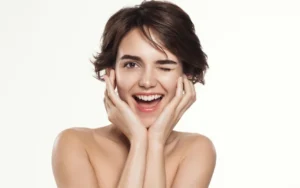 Dewy skin: el brillo natural que arrasa en 2025 | Qué Onda