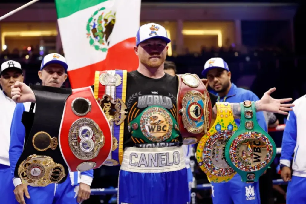Canelo Álvarez celebra con sus cinturones tras ganar el título indiscutido de los supermedianos | Qué Onda