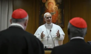 a man in a white robe standing in front of a group of menLeón XIV se reúne con el Colegio de Cardenales en el Vaticano el 10 de mayo de 2025 | Qué Onda