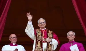Papa León XIV El Primer Pontífice Estadounidense saluda desde el balcón del Vaticano | Qué Onda