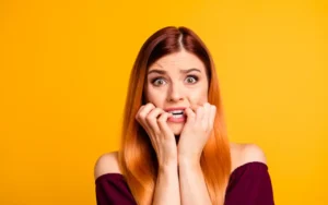 Morderse las uñas daña tu salud bucal y estética