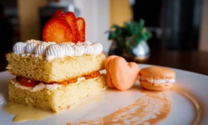 Pastel de Tres Leches con Fresas | Qué Onda