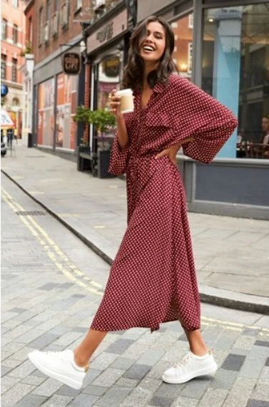 Vestido midi de seda estampado complementado con unos tenis | Qué Onda