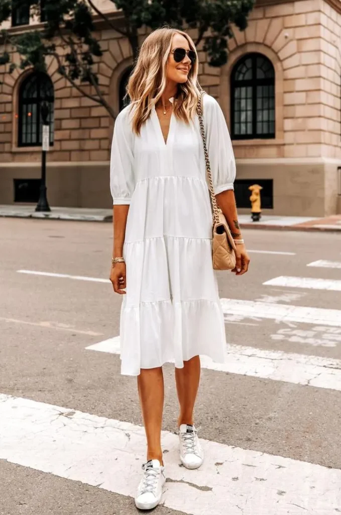 Summer 2025. Como complementar los vestidos midi con tenis | Qué Onda