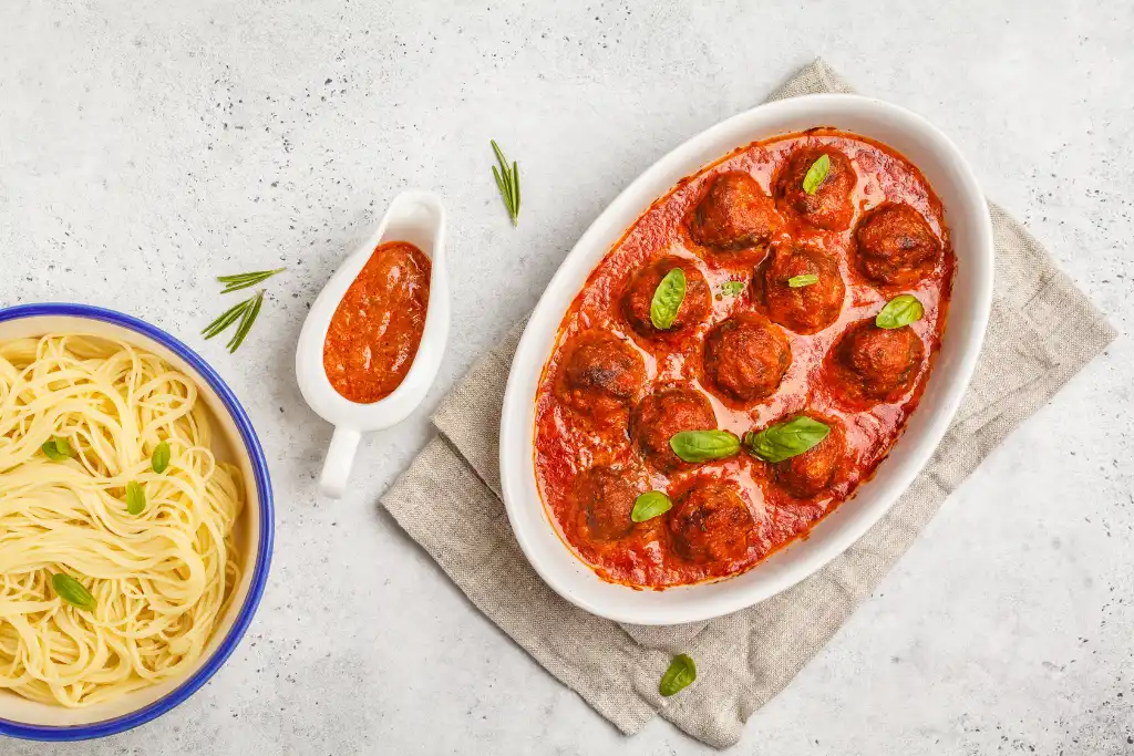 Espagueti con Albóndigas | Receta Clásica | Qué Onda 