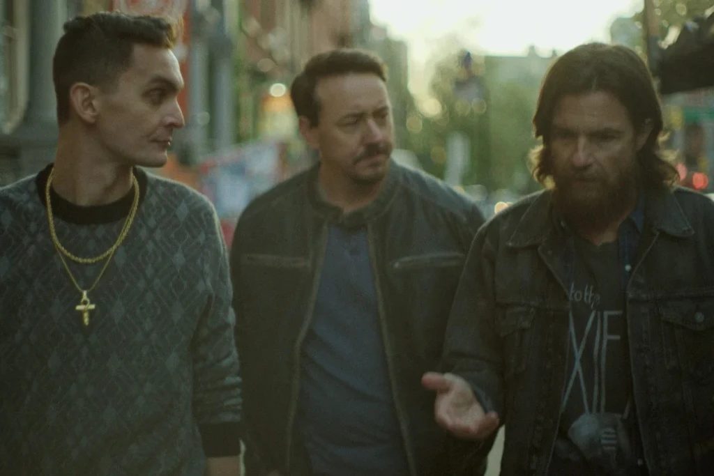 Forrest Weber, Chris Coy and Jason Bateman en Black Rabbit (Netflix) | Qué Onda