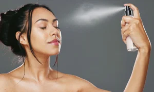 Bruma Facial Hidratante usada como parte de una rutina de cuidado de belleza diario | Qué Onda