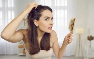 Crecimiento del cabello en las entradas natural