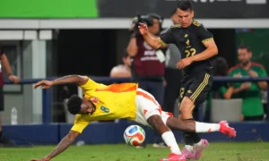 México vs Colombia Álvaro Angulo cae al disputar el balón con Hirving Lozano en la segunda mitad del amistoso en Arlington, Texas | Qué Onda