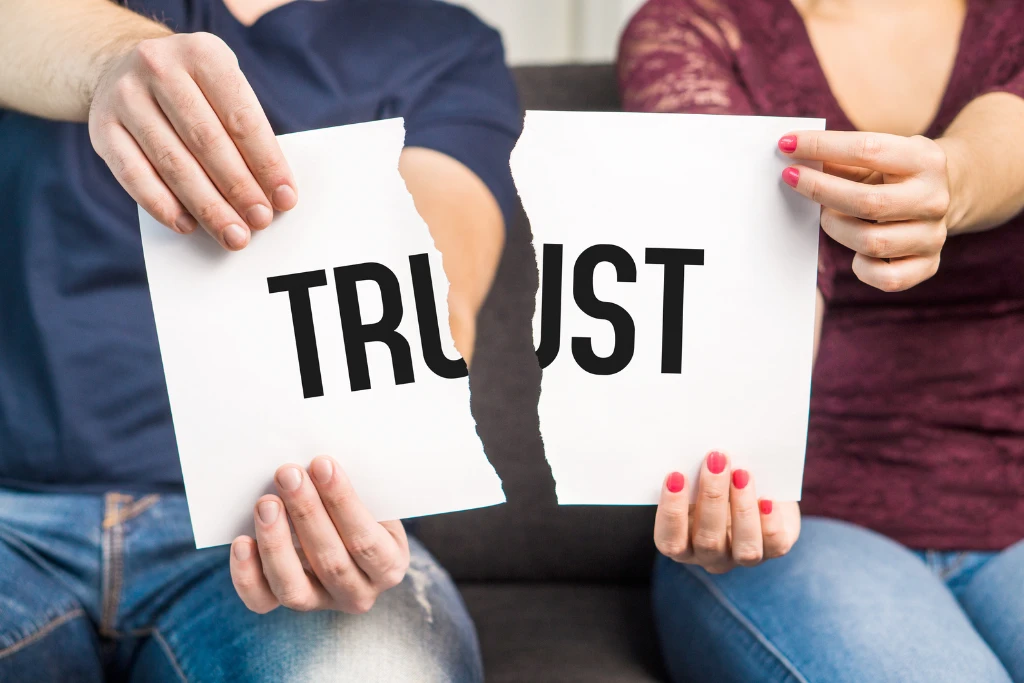 Papel rasgado con la palabra ‘Trust’, símbolo de confianza rota | Qué Onda