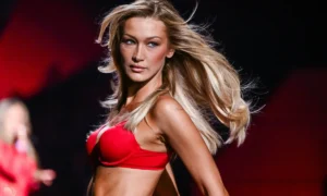 Tinte Rubio Bella Hadid desfilando en la pasarela durante el Victoria’s Secret Fashion Show 2025 | Qué Onda