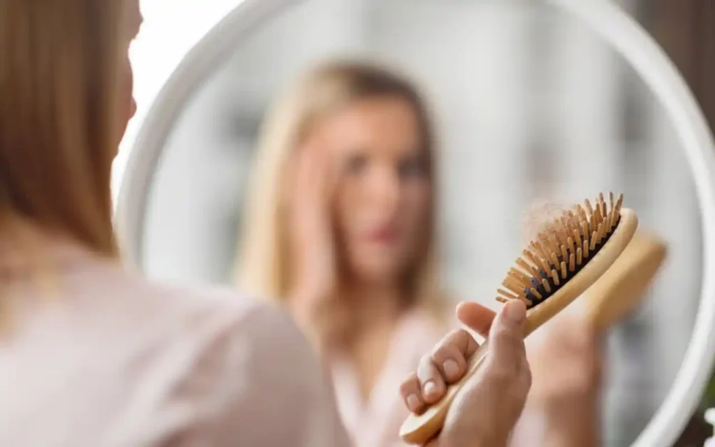Masajes que estimulan el crecimiento del cabello en las entradas.