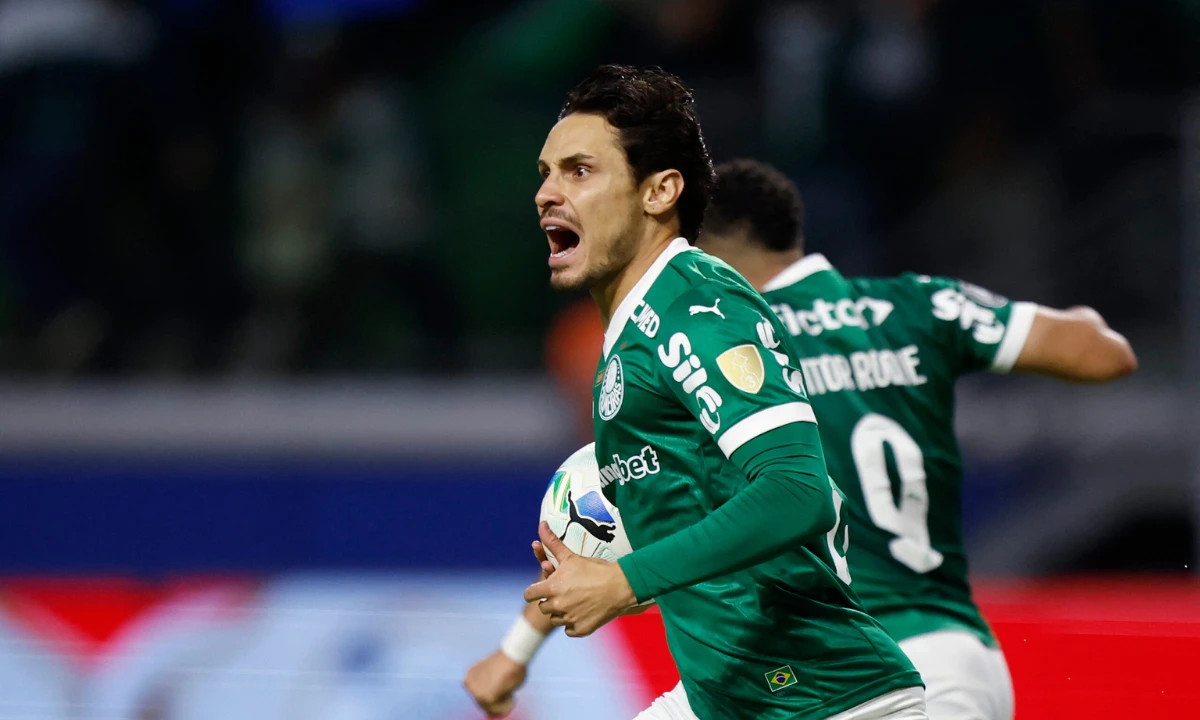 Copa Libertadores 2025: Raphael Veiga, mediocampista del Palmeiras, lidera el ataque en una jugada decisiva | Qué Onda