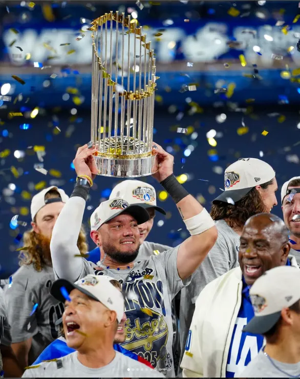 Miguel Rojas levantando el trofeo | Qué Onda