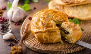 Queso Brie al Horno con Peras Especiadas | Qué Onda