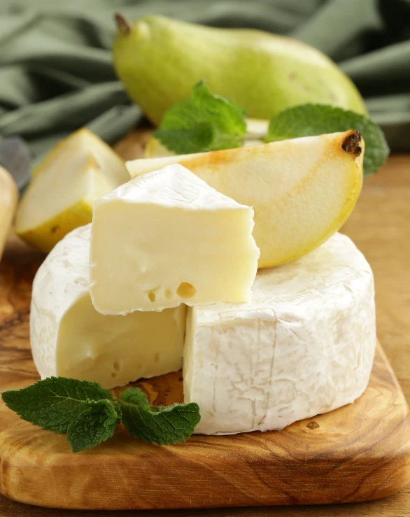 Queso Brie con pera | Qué Onda