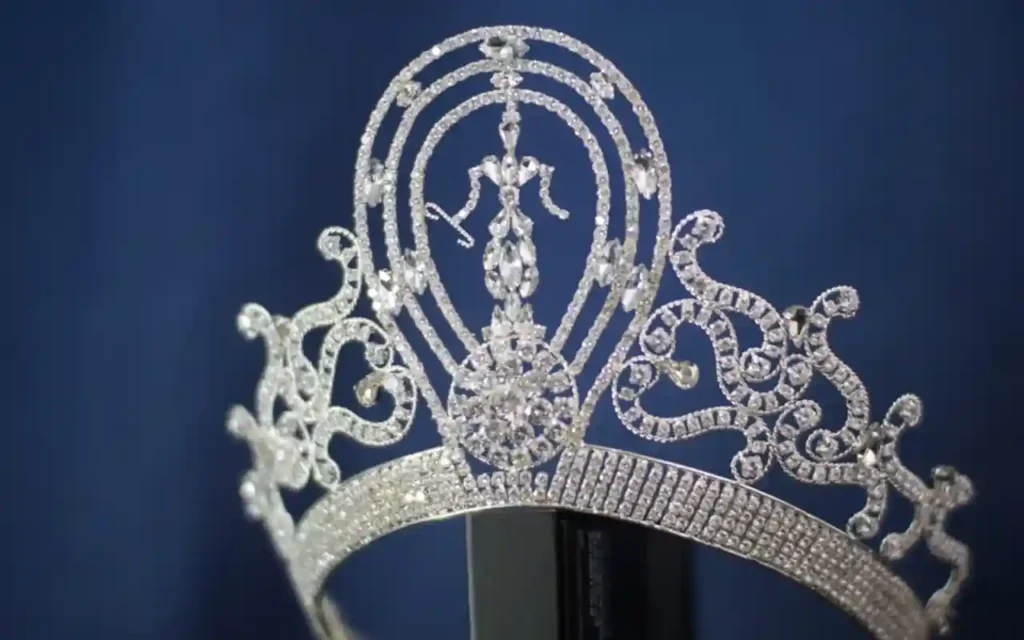 Corona de reina de belleza con detalles finos y acabado luminoso | Qué Onda