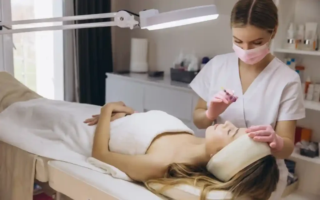 Tratamiento facial profesional con injectable en clínica estética | Qué Onda