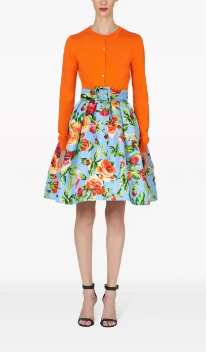 Carolina Herrera Falda Floral Sobre Fondo Azul Claro | Qué Onda