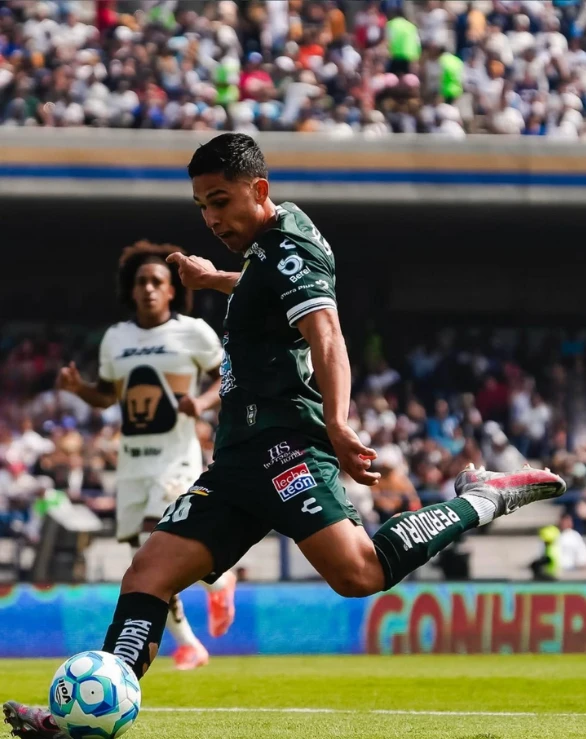 Pumas vs León: Pumas Jordan Carrillo Juan Domínguez del Club León | Qué Onda