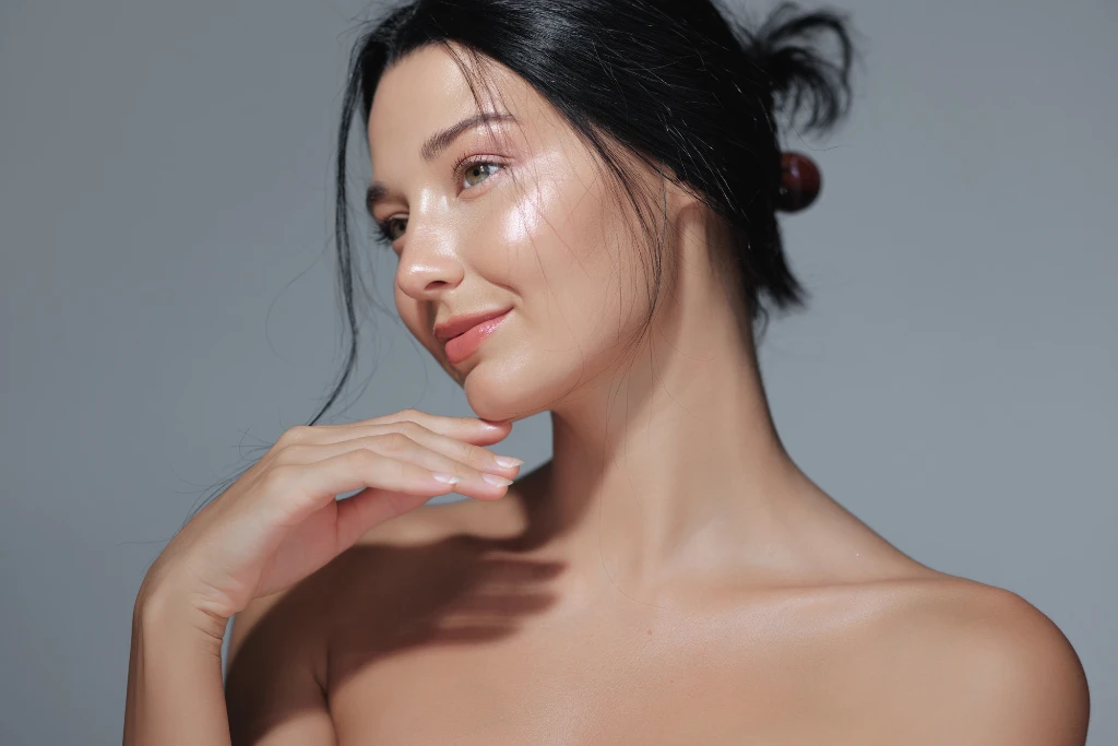 Mujer con peinado pulido y piel luminosa, reflejando las Tendencias de belleza 2026| Qué Onda