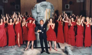 Valentino Garavani con modelos luciendo su color rojo emblemático Valentino Red | Qué Onda