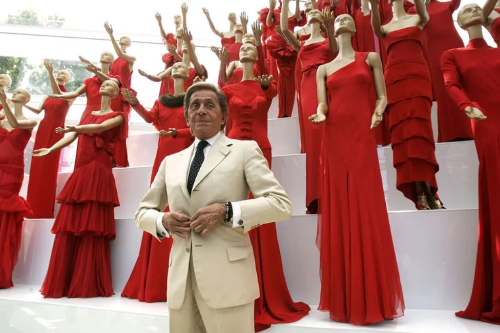 Valentino Garavani rodeado de diseños en rojo emblemático | Qué Onda