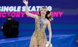 Alysa Liu, medallista de oro de EE. UU., celebra su victoria en patinaje artístico individual | Qué Onda