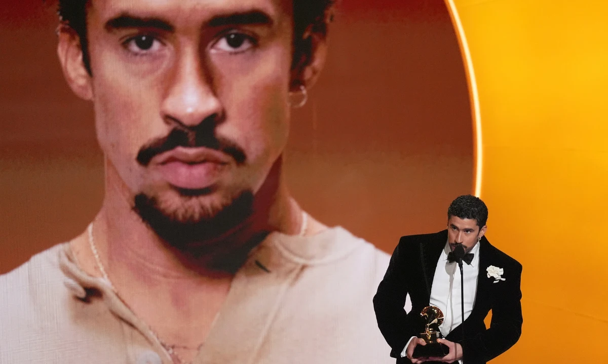 Bad Bunny Sostiene su Galardón por Álbum del Año en los Grammys 2026 antes de su Esperada Presentación en el Super Bowl | Qué Onda