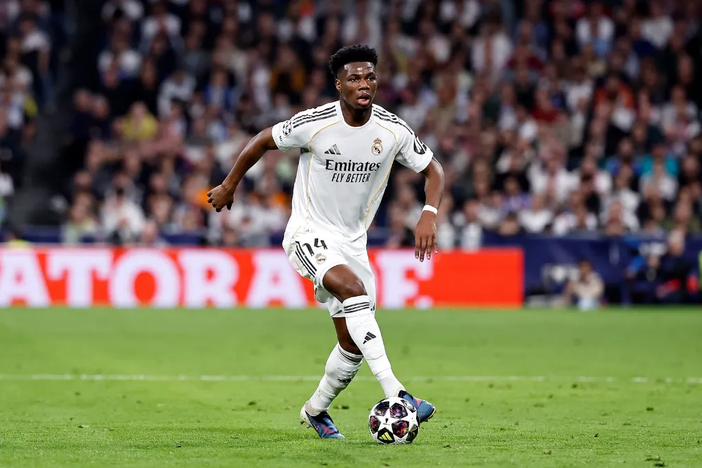 Benfica vs Real Madrid: Aurélien Tchouaméni, autor del primer gol merengue, controla el esférico en el Santiago Bernabéu.