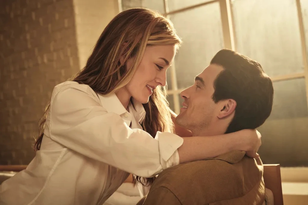 JFK Jr. y Carolyn Bessette: Sarah Pidgeon y Paul Anthony Kelly en una escena de la serie Love Story en Hulu | Qué Onda