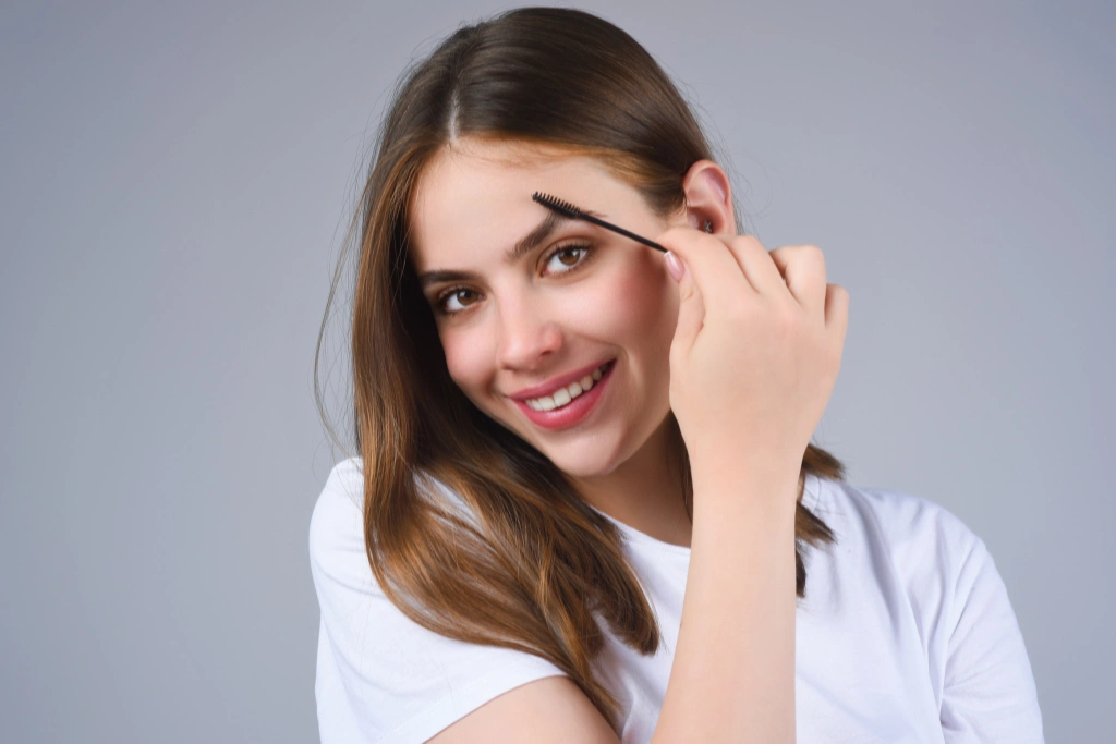 Modelo Cepillando sus Cejas al Natural para Lucir las Tendencias de Belleza 2026 | Qué Onda