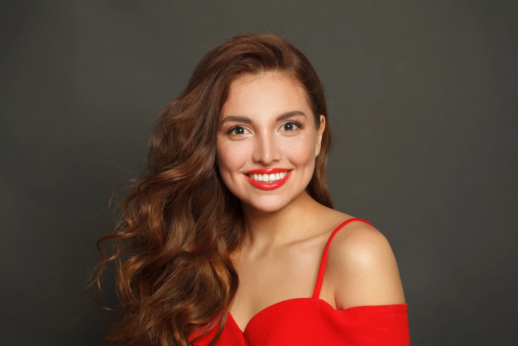 Modelo con Cabello Ondulado y Brillante que Representa las Tendencias de Belleza 2026 | Qué Onda