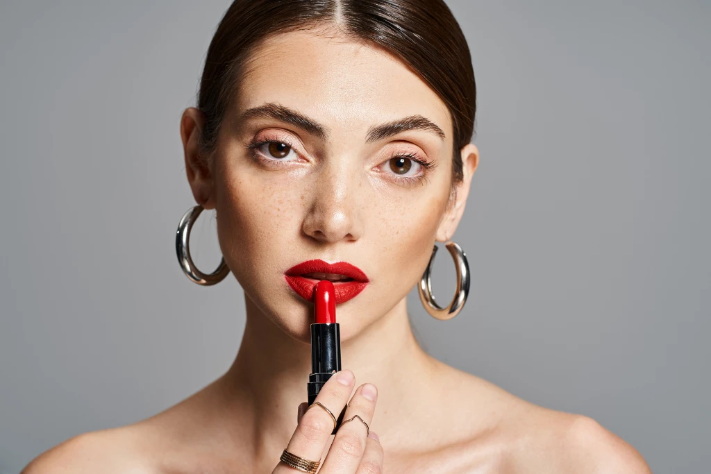 Mujer Aplicando Lipstick Rojo para Resaltar su Rostro siguiendo las Tendencias de Belleza 2026 | Qué Onda