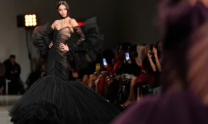 New York Fashion Week 2026 Modelo desfila un elegante vestido de Christian Siriano el 12 de febrero | Qué Onda