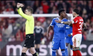 Real Madrid vs Benfica: el árbitro levanta ambos brazos para realizar la señal de la discriminación racial en contra Vinicius Jr. | Qué Onda