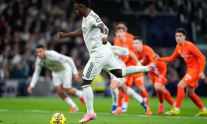 Real Madrid vs Real Sociedad: Vinícius Jr. Conduce el Balón durante el Triunfo del Real Madrid en LaLiga | Qué Onda