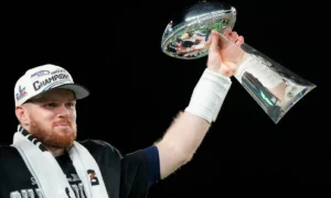 Super Bowl LX Sam Darnold de los Seattle Seahawks celebrando la victoria con el trofeo tras vencer a los Patriots | Qué onda
