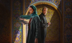 Tehran Temporada 3 Apple TV: Tamar Rabinyan, con hiyab verde, y el personaje de Hugh Laurie aparecen en un entorno de arquitectura iraní clásica | Qué Onda