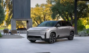 Toyota Highlander 2027 eléctrica mostrando su nuevo diseño frontal y líneas aerodinámicas | Qué Onda
