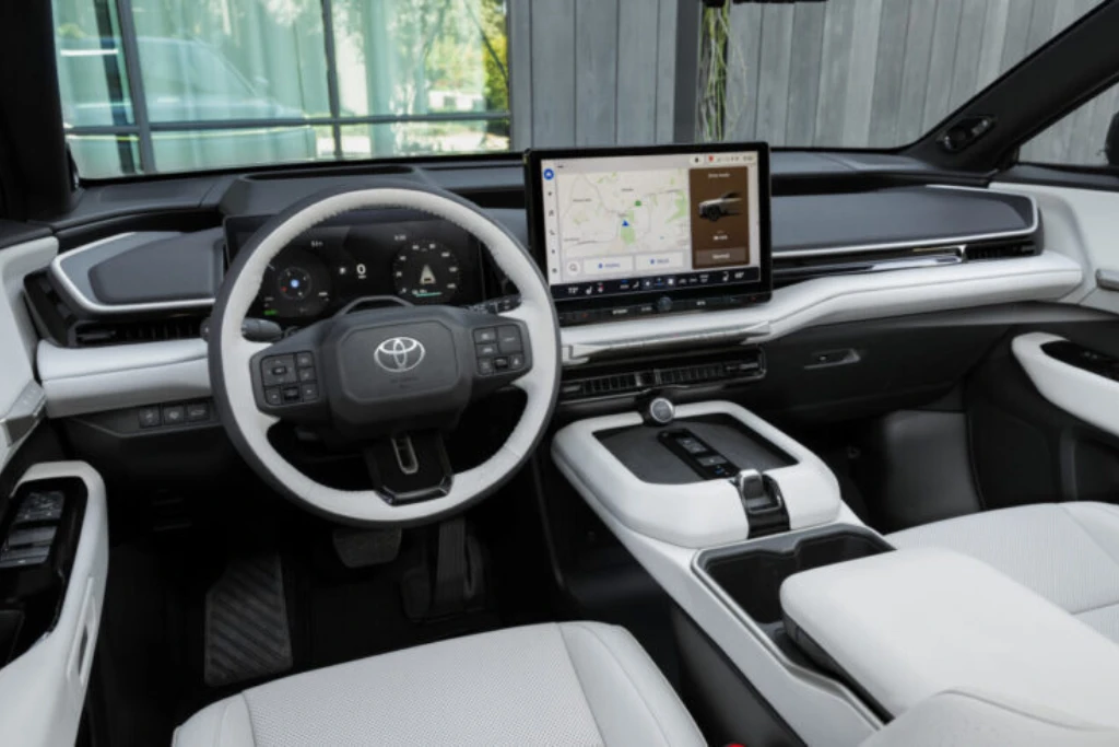 Toyota Highlander 2027: vista detallada del interior premium con tablero digital, sistema multimedia de 14 pulgadas | Qué Onda