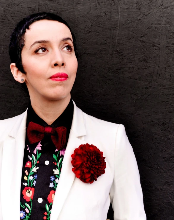 Edna Vazquez, cantante invitada al concierto de Villalobos Brothers, posando con saco blanco y camisa bordada | Qué Onda