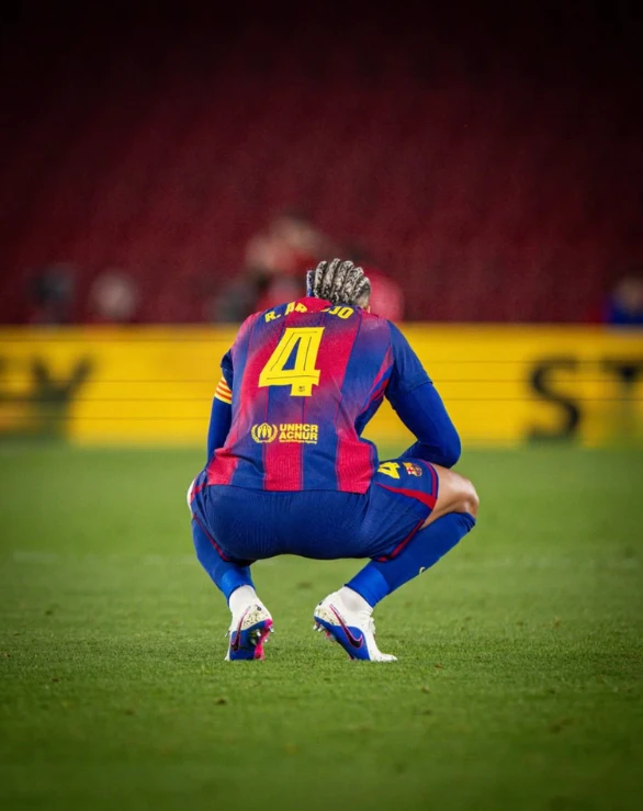 FC Barcelona vs Atlético de Madrid: El defensa Ronald Araújo (4) de espaldas y cabizbajo tras la eliminación en el Spotify Camp Nou | Qué Onda