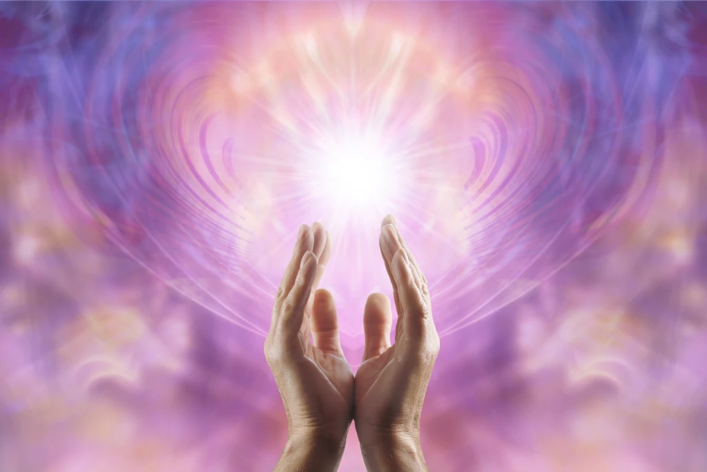 Horóscopo de la semana manos con luz espiritual | Qué Onda