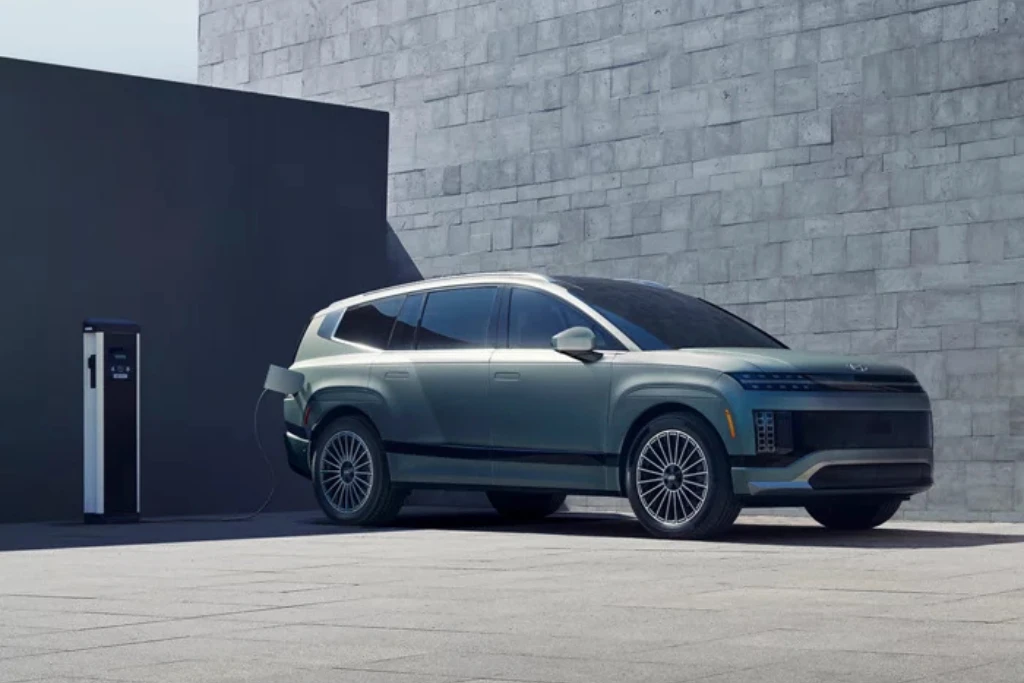 Hyundai IONIQ 9 2026 plateado cargando en una estación de carga | Qué Onda