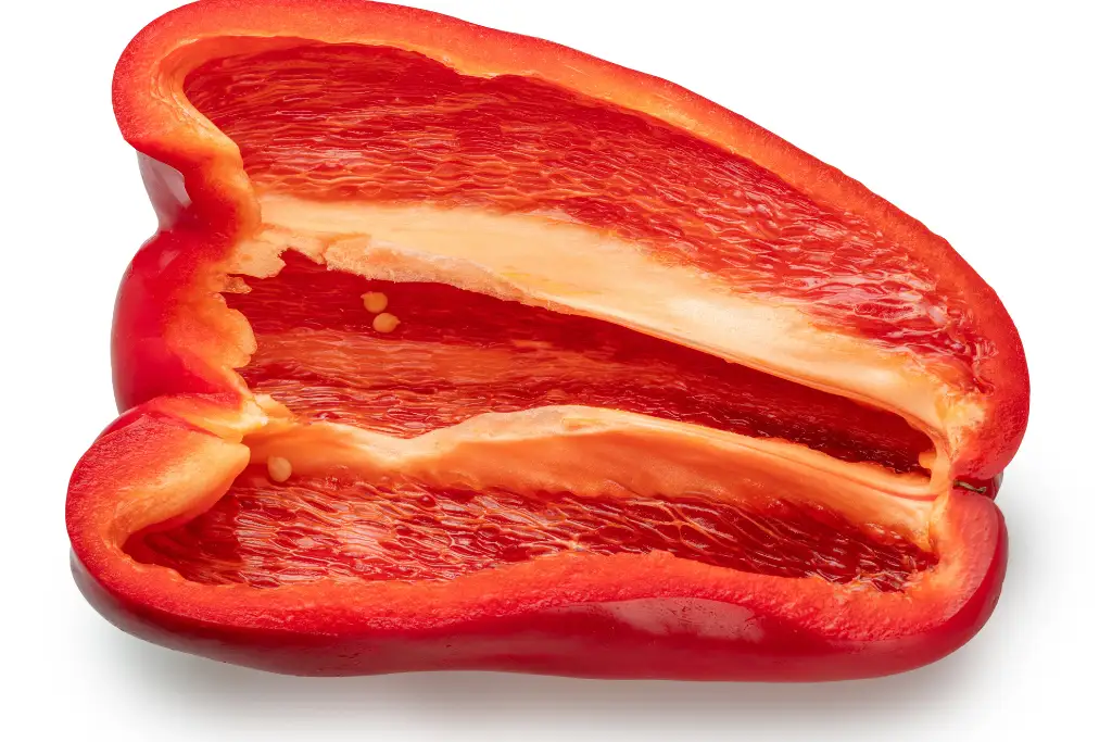 Sándwich de Morrón mostrando un pimiento rojo cortado por la mitad | Qué Onda