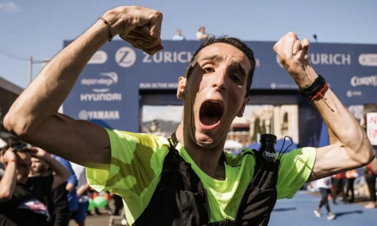 Alex Roca celebra con euforia tras cruzar la meta de un maratón | Qué Onda