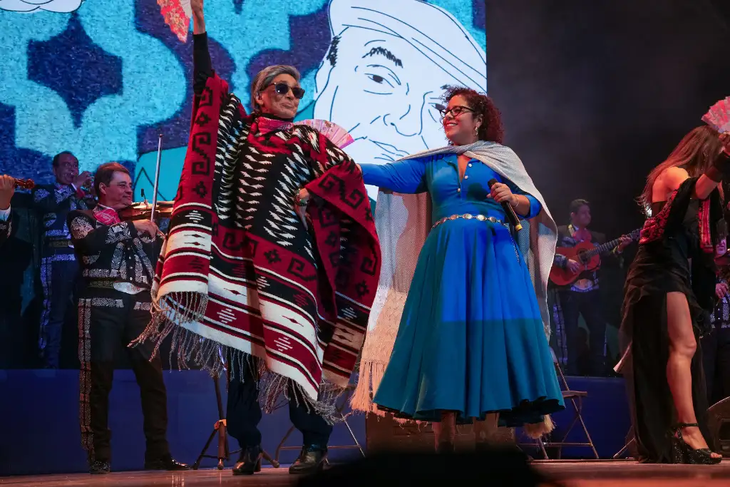 Chavela Vargas y La Marisoul compartiendo el escenario con alegría durante una emblemática presentación en vivo | Qué Onda