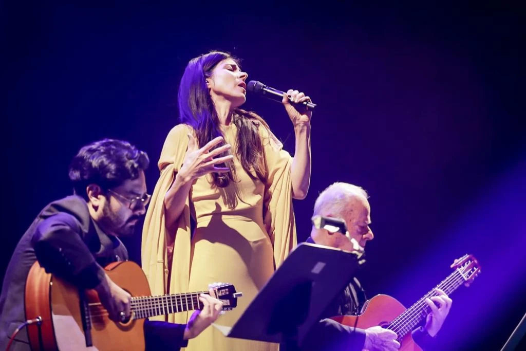 Ely Guerra interpretando con gran sentimiento junto a Los Macorinos en una atmósfera íntima de guitarras acústicas | Qué Onda